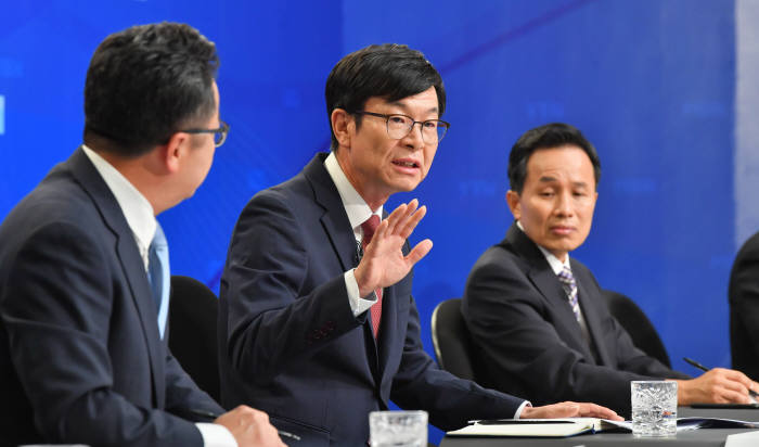 김상조 청와대 정책실장이 21일 서울 양천구 한국방송회관에서 열린 한국방송기자클럽 초청 토론회에 참석했다. 사진=박지호기자 jihopress@etnews.com