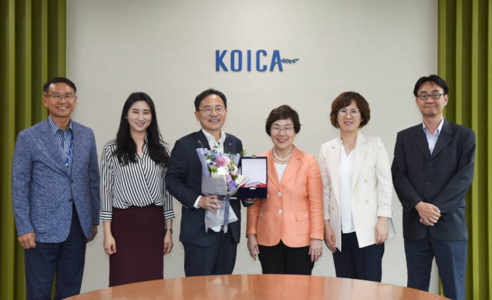 왼쪽부터 김상철 코이카 글로벌안전센터장, 배지현 대한항공 총무부 과장, 지상휘 대한항공 총무부 팀장, 이미경 코이카 이사장, 임정희 코이카 인재경영실장, 전경식 코이카 월드프렌즈사업팀 차장.