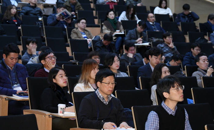 지난해 11월 코엑스에서 열린 스마트시티 글로벌 서밋2018 참석자들이 발표를 경청하고 있다. <전자신문DB>