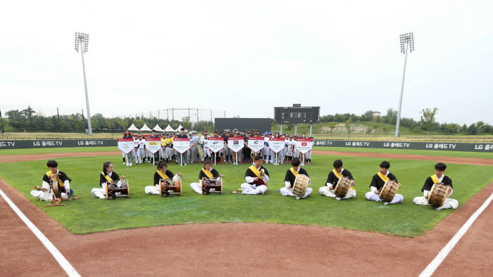 LG전자와 한국여자야구연맹이 공동 주관하는 제4회 LG컵 국제여자야구대회가 22일 개막했다.