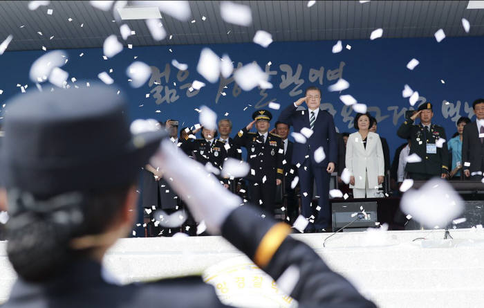 문재인 대통령 내외는 23일 충북 충주시 수안보면 소재 중앙경찰학교(학교장 이은정) 대운동장에서 열린 신임경찰 제296기 졸업식에 참석했다<사진:청와대>