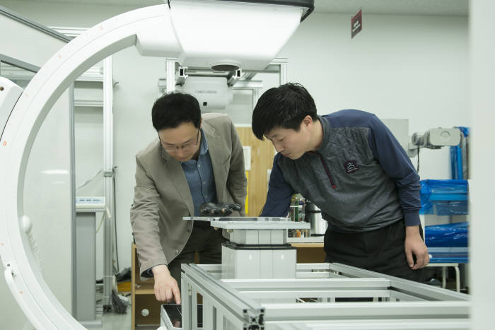 ETRI 연구진이 젬스메디컬에서 의료장비 통합 솔루션을 통해 표출된 영상을 함께 점검하고 있다.