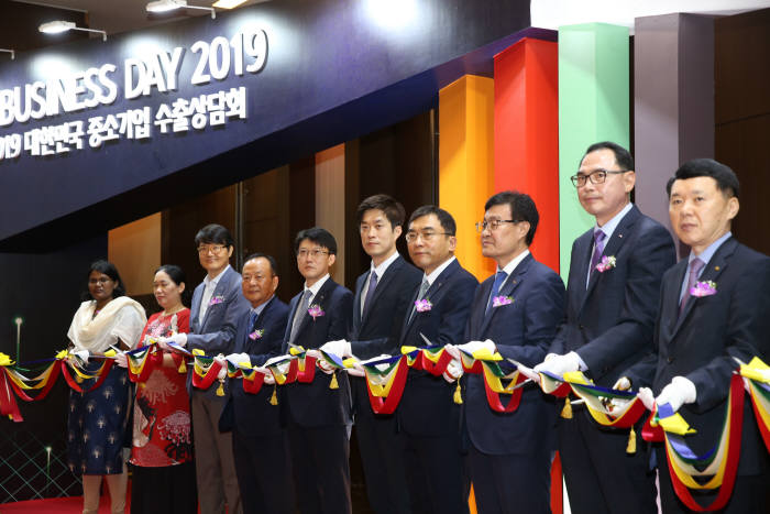 한국글로벌헬스케어협동조합 윤여동 이사장, 중소벤처기업부 노용석 국장, 중소기업중앙회 서승원 상근부회장, 대한가구산업협동조합 김계원 이사장, 국제뷰티산업교역협회 윤주택 이사장(사진 왼쪽 5번째부터 차례로)이 27일 서울 여의도 63컨벤션센터 그랜드볼룸에서 열린 K-비즈니스 데이 개막식에서 테이프 커팅을 하고 있다. (사진=중소기업중앙회)