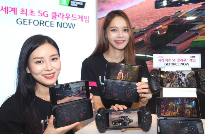 LG유플러스가 엔비디아와 손잡고 클라우드 게임 지포스 나우(GeForce NOW)를 세계 최초 5세대(5G)이동통신 기반으로 선보인다. LG유플러스 지포스나우를 시연하고 있다.