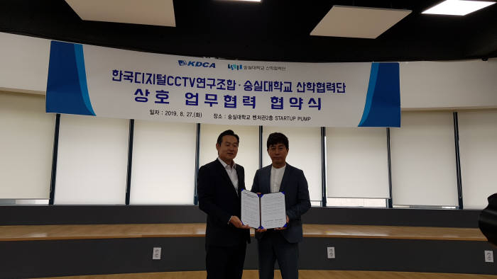 사진 왼쪽부터 김용식 KCDA 이사장, 김주용 숭실대 산학협력단장 교수