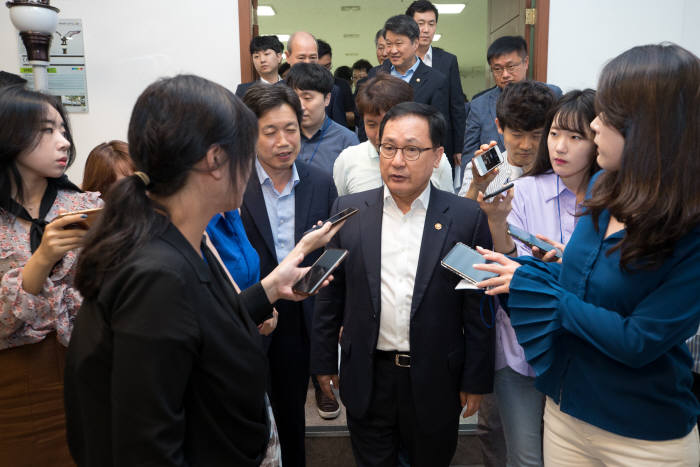 유영민 과학기술부 장관, 5G 국산장비 생산현장 방문