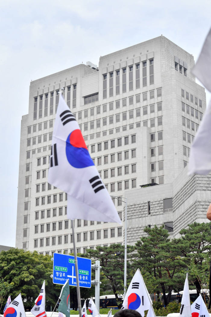 대법원, "박근혜 전 대통령 2심 다시"…삼성뇌물 '이재용 부회장 2심'보다 50억 늘어