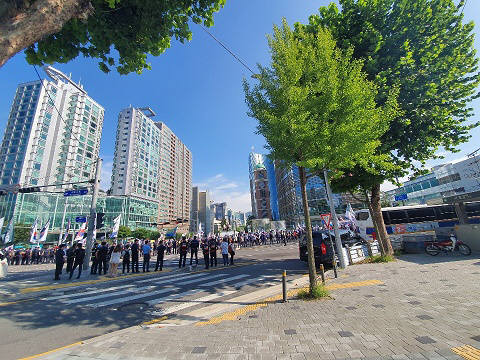 서울 서초구 대법원 앞에서는 보수단체가 대규모 집회를 진행했다.