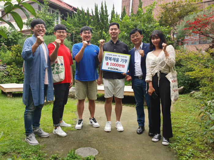 군월드가 최근 발족한 IT청년위원회 활성화를 위한 릴레이 기부를 시작했다. 사진 오른쪽에서 두번째가 이동군 군월드 대표.