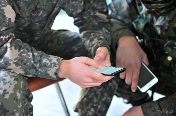 국방부가 내년 전 군을 대상으로 휴대전화 카메라 보안 통제를 위한 애플리케이션(앱)을 배포한다.