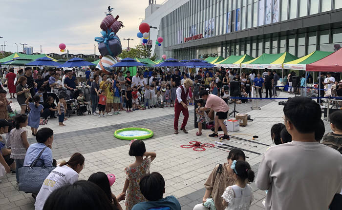 전남정보문화산업진흥원은 지난달 31일부터 1일까지 이틀간 롯데아울렛 남악점에서 콘텐츠 및 정보통신기술(ICT)기업 45개사가 참가한 가운데 전남 중소기업 제품 페스티벌이 성황리에 개최했다.