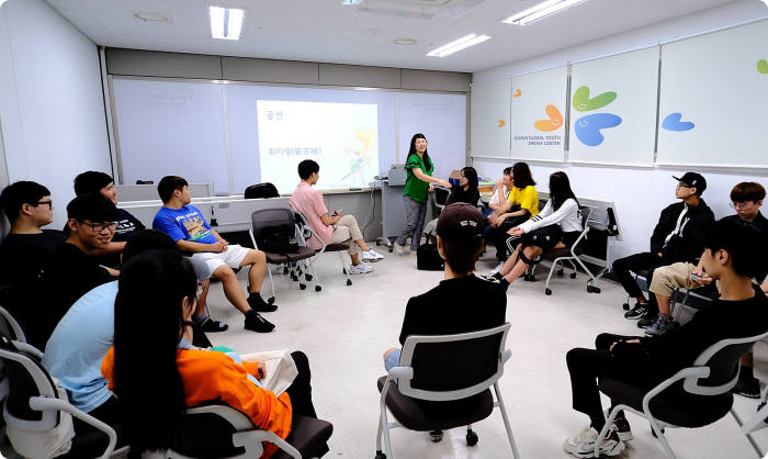 삼성전자서비스 비전 클래스에 참여한 다문화가정 자녀들이 교육에 참여하고 있는 모습