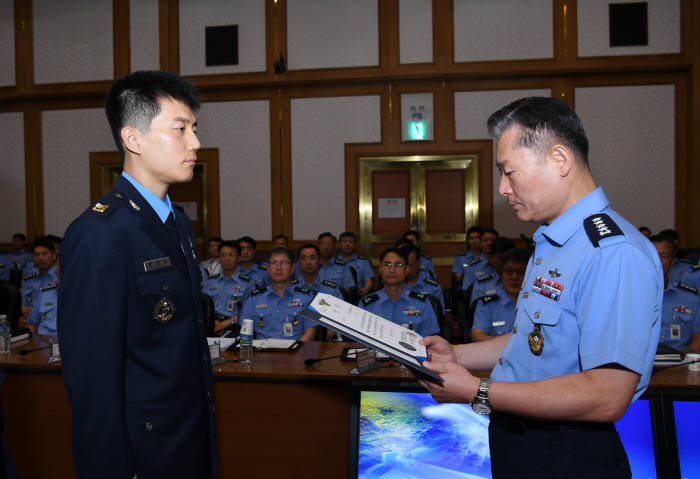 계룡대 공군본부 대회의실에서 개최된 2019 공군 창의·혁신 아이디어 공모 해커톤 시상식에서 원인철 공군참모총장이 ICU(I See You)팀 문창선 공군 제3훈련비행단 상사에 대상을 수여하는 모습. 공군 제공