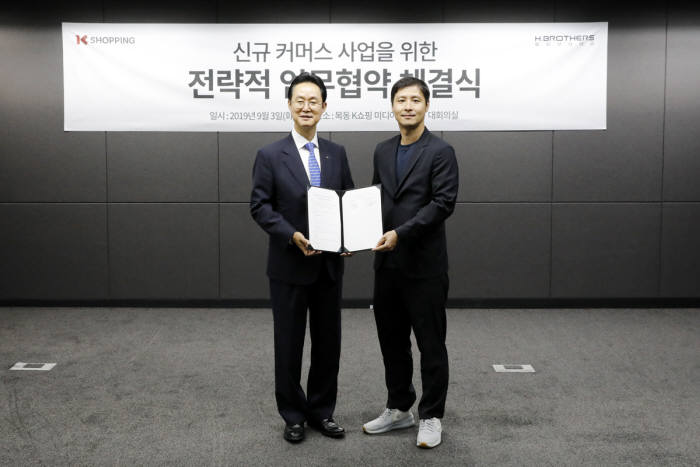 김철수 KTH 사장(왼쪽)과 지승범 화이브라더스코리아 사장.