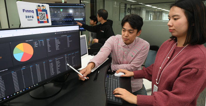 2차 사업자에 선정된 핀크 직원들이 제로페이 연동 개발 테스트를 하고 있다. 이동근기자 foto@etnews.com