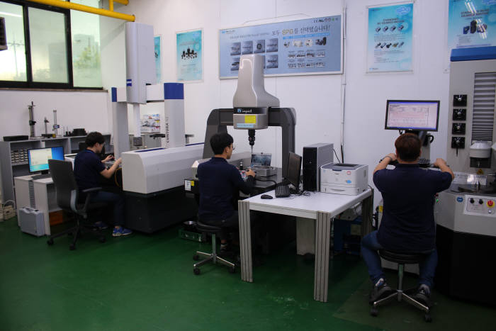 인천광역시 남동구에 위치한 에스피지 로봇용 감속기 생산현장에서 직원이 3차원 계측기를 활용하고 있다.