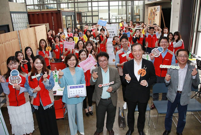 앞줄 왼쪽 세 번째부터 김은주 서울국립맹학교장, 이성규 한국장애인재단 이사장, 이완신 롯데홈쇼핑 대표, 김재겸 롯데홈쇼핑 지원본부장.