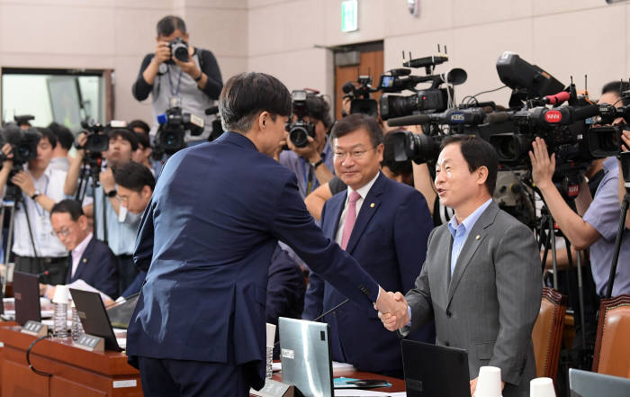 법사위의원들과 인사하는 조국 후보자