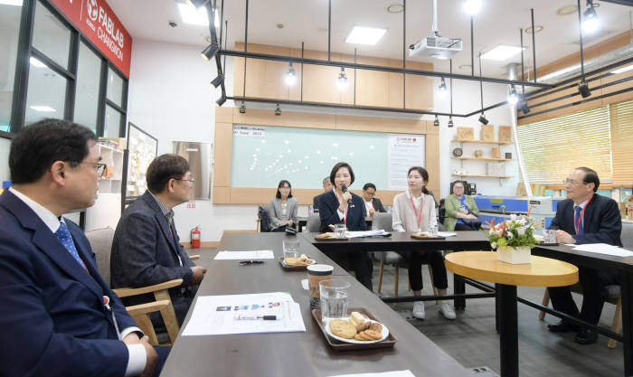 교육부는 지역 거점 대학을 중심으로 산학협력을 활성화하기 위한 지원책을 마련하고 있다. 지난 5월 유은혜 부총리가 지역 산학협력 확산을 위해 창원대를 방문해 간담회를 갖기도 했다. 사진은 유은혜 부총리가 창원대 도서관 1층에 설치된 메이커아지트센터를 방문해 최해범 총장, 허성무 시장, 졸업생, 재학생 등과 함께 간담회를 가진 모습 사진=교육부