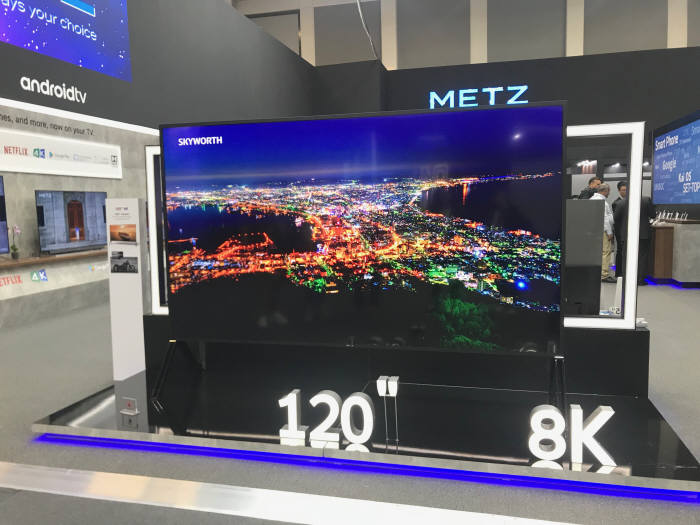 스카이워스가 IFA 2019에 전시한 120인치 8K TV. 액정표시장치(LCD) 패널을 사용했다. 스카이워스는 OLED를 적용한 88인치 8K TV도 선보였다.