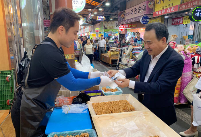 김광현 창업진흥원장이 대전 중앙시장을 방문해 장보기 캠패인을 진행하고 있다.