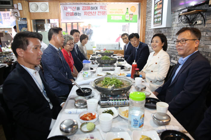 박영선 중소벤처기업부 장관이 9일 중리시장 전통시장 장보기 행사 이후 상인회 및 관계자들과 오찬을 가지고 있다.