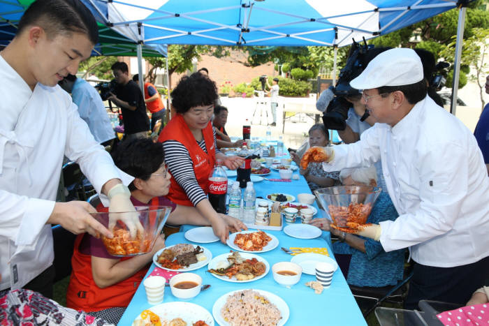 김기문 중소기업중앙회 회장(사진 오른쪽)과 유현수 셰프(사진 왼쪽)이 10일 독거노인 무료요양시설인 쟌쥬강의 집에 찾아가 따뜻한 한 끼 봉사활동을 실천했다.