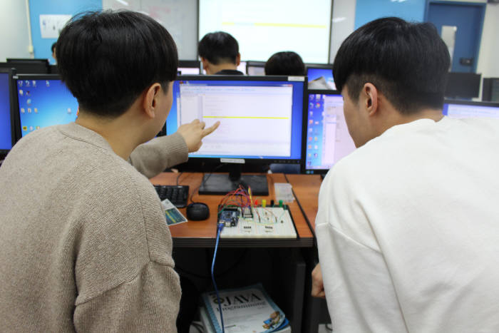 한국IT직업전문학교 온라인평생교육원이 한국기술교대 스마트직업훈련 플랫폼 활용 훈련기관으로 선정됐다. 한국IT직업전문학교 학생들이 실습을 하고 있다.