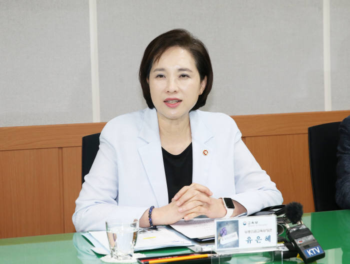 유은혜 부총리가 16일 고등학교 무상교육 시행 관련 간담회를 위해 서울 당곡고등학교를 방문했다.