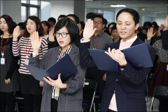 롯데 유통사 직원들이 ESG 비전 선포식을 낭독하고 있다.