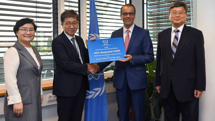 국원자력연구원 하나로가 아시아 최초로 IAEA 국제연구용원자로센터로 지정됐다. 사진 왼쪽부터 문미옥 과학기술정보통신부 제1차관, 박원석 한국원자력연구원장, 코넬 페루타 IAEA 사무총장 대행, 신재현 주오스트리아대사.