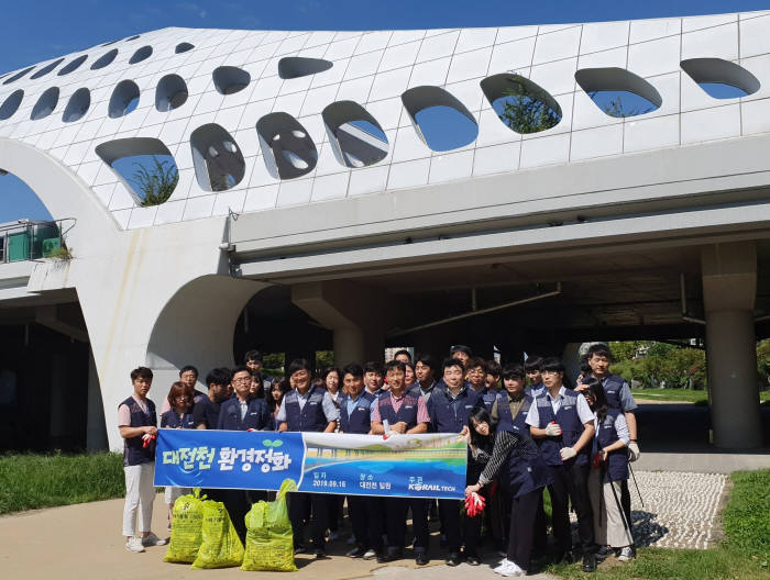 18일 코레일테크 임직원들이 깨끗한 대전천 함께 만들기 환경정화 활동을 펼치고 기념촬영을 하고 있다.