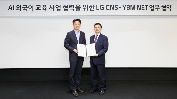 김은생 LG CNS 부사장(왼쪽)과 오재환 YBM NET 대표가 AI 외국어 교육 사업 협력을 위한 업무협약을 체결하고 기념촬영했다. LG CNS 제공