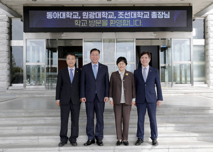 영남대학교에서 제17회 영·호남 4개대학교 총장협의회가 열렸다.사진왼쪽부터 원광대 전정환 교학부총장, 영남대 서길수 총장, 조선대 홍성금 총장, 동아대 한석정 총장