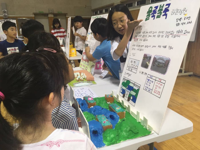 구미봉곡초 5학년 학생들은 자신이 꿈꾸는 학교 공간을 모형으로 만들어 메이커 페어에서 소개했다. 사진=구미봉곡초