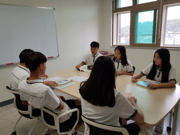 1/2크기의 교실. 6인용 원탁 테이블 두개를 배치해 소인수수업을 위한 공간으로 만들었다. 원탁토론 형태의 수업 진행도 가능하다. 사진=비슬고