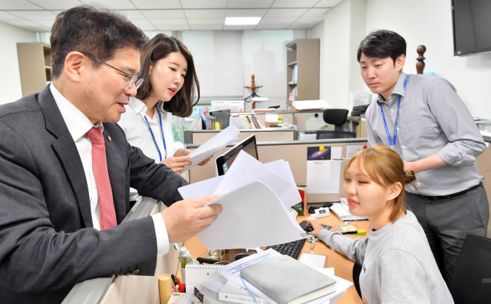 정기국회 대정부질문, 국정감사 준비로 바쁜 의원실