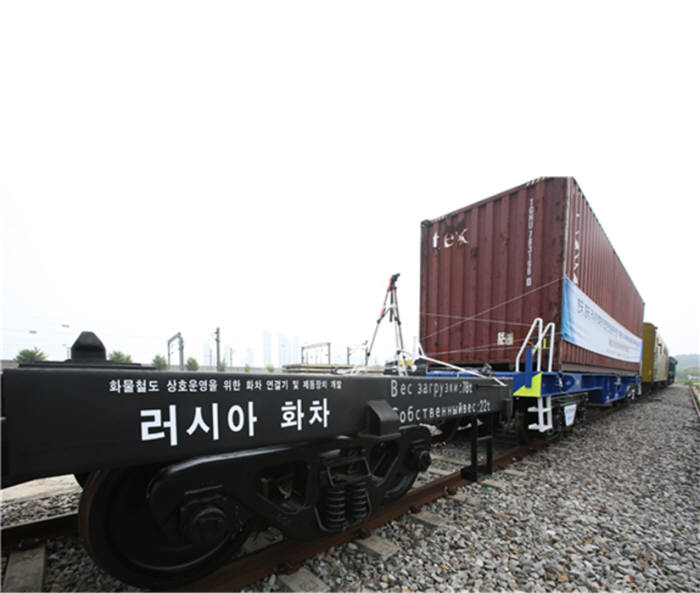 한국-러시아 화차를 가변연결기로 연결한 주행시험 모습