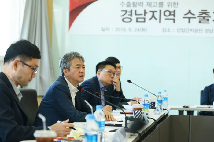 이인호 한국무역보험공사 사장(왼쪽에서 두번째)이 24일 경남 창원 소재 산업단지공단 경남지역본부에서 열린 수출기업 CEO 간담회에서 발언하고 있다.