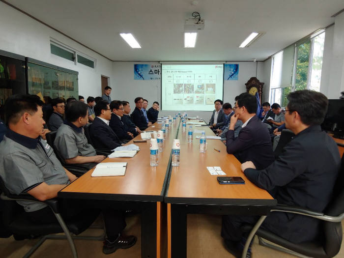 중기중앙회 관계자들과 김종호 삼성전자 사장 등이 플라맥스와 엠텍의 소재부품장비 상생형 스마트공장 과제 추진계획 발표를 듣고 있다.