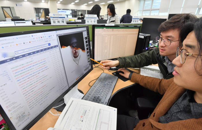 서울 상암동 한국저작권보호원 온라인 보호팀에서 웹하드상의 불법 저작물 모니터링을 하고 있다. 박지호기자 jihopress@etnews.com