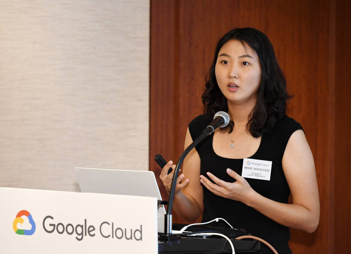 에이미 크리쉬나모한 구글 클라우드 프로덕트 마케팅 매니저가 25일 서울 삼성동 그랜드 인터컨티넨탈 파르나스에서 열린 간담회에서 구글 클라우드 DBMS에 대해 소개하고 있다. 구글 클라우드 제공