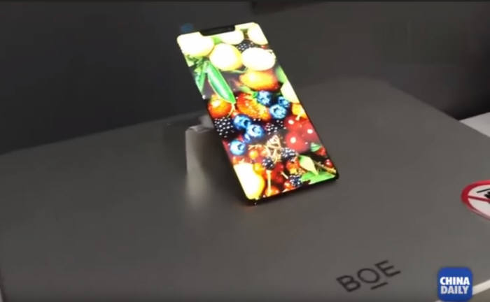 아이폰X 디스플레이를 닮은 BOE의 OLED(출처: 차이나데일리 유튜브 화면)