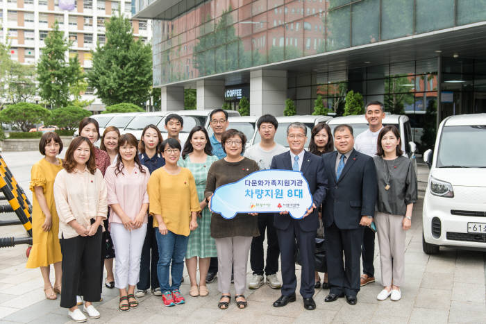 수출입은행은 최근 사랑의열매를 통해 전국 8개 다문화가족지원단체에 1억6000만원 상당의 차량 8대를 기증했다. 앞줄 오른쪽 세 번째부터 강승중 수은 전무이사, 김연순 사랑의 열매 사무총장.