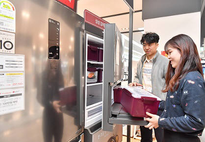 가전양판점에서 소비자들이 김치냉장고 신제품을 살펴보고 있다.<전자신문DB>