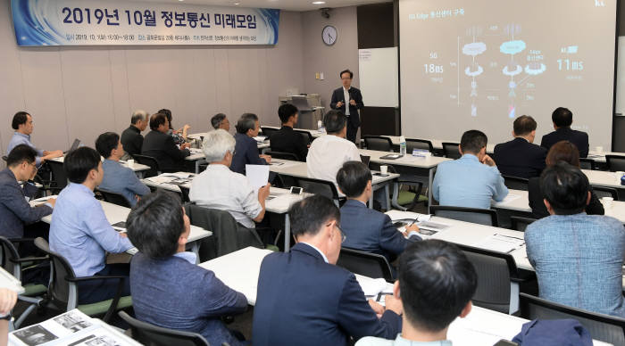 5G 서비스와 신사업을 주제로 열린 10월 정보통신 미래모임에 참가한 전문가들은 5G를 통해 스마트팩토리, 자율주행, 원격진료 등 다양한 응용 서비스가 가능해지는 만큼, 개인용(B2C)과 기업용(B2B)을 아우르는 폭넓은 분야에서 무한한 기회가 열릴 것으로 내다봤다.