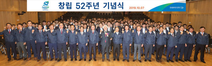 김태오 행장(앞줄 가운데)과 임직원 350여명이 7일 수성동 본점에서 열린 창립52주년 기념식에서 기념촬영했다.