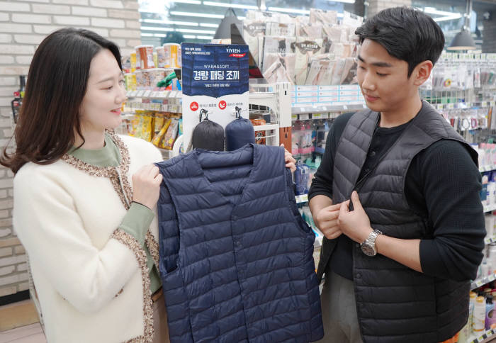 겨울 방한용품도 편의점에서...세븐일레븐 '경량패딩조끼' 첫 선