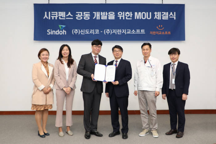 신도리코와 지란지교소프트 MOU 체결 현장 사진(좌측 세 번째 지란지교소프트 조원희 사업본부장, 네 번째 신도리코 김희수 솔루션사업부장) 조원희 지란지교소프트 사업본부장(왼쪽)과 김희수 신도리코 솔루션사업부장.