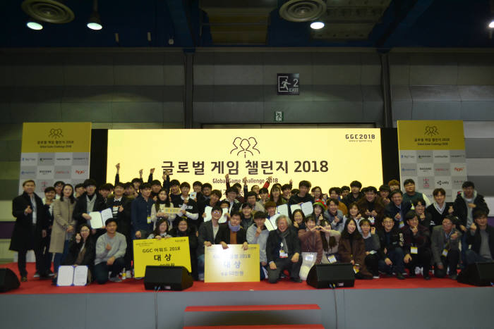 지난해 12월 글로벌게임챌린지(GGC)2018 폐막식에서 GGC어워드, 게임잼, LoL챔피언대회 등 주요 경연 수상자와 참가학생, 교수진이 기념촬영 했다. <전자신문 DB>